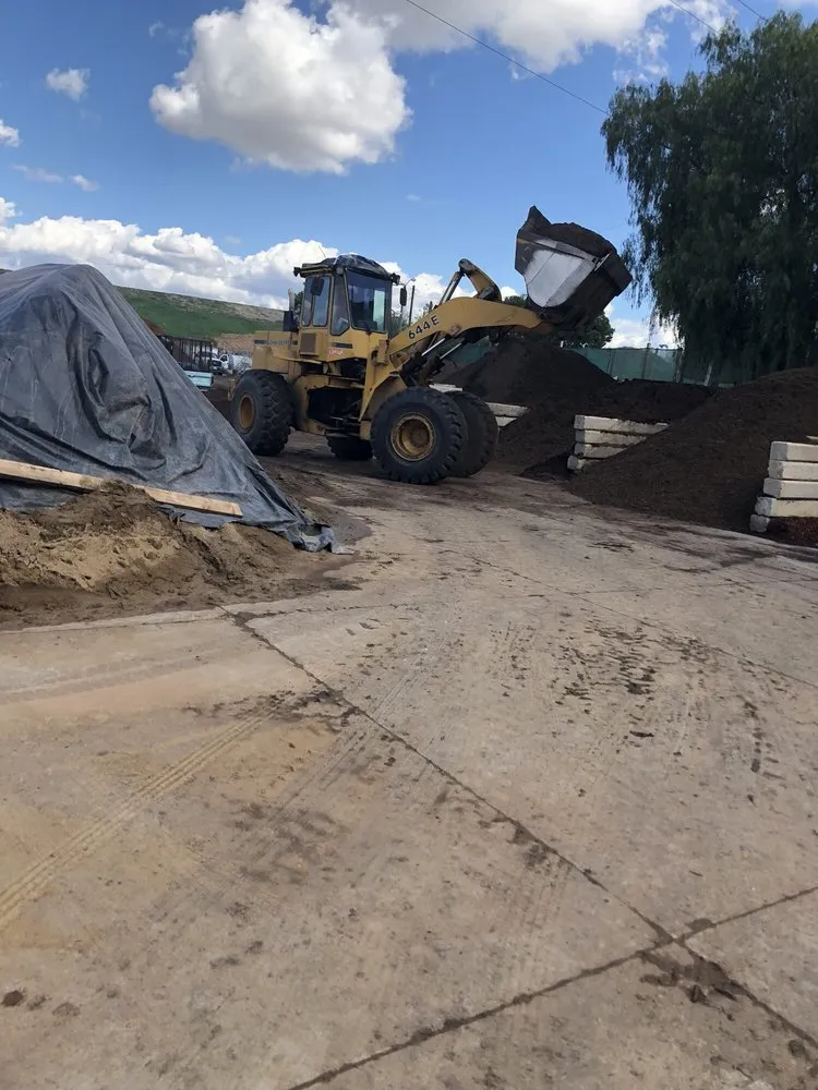 Professional yard maintenance in Pico Rivera, CA by Whittier Fertilizer