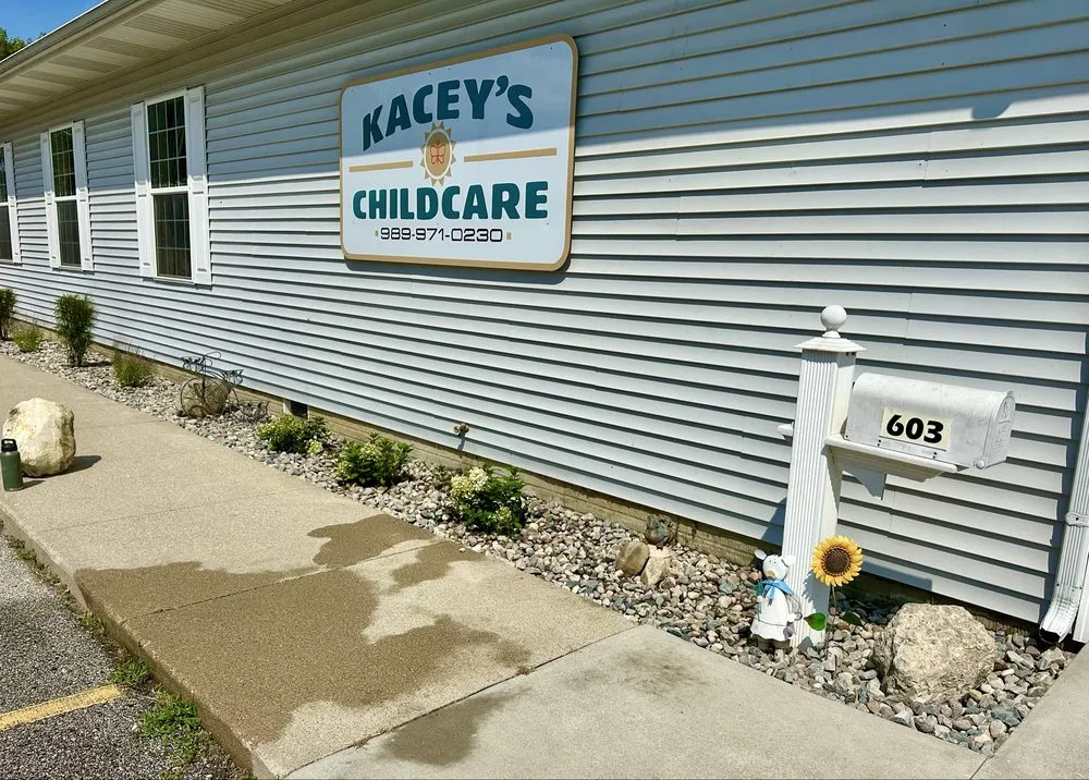 Professional yard cleanup service for homes in Saginaw, MI by Wickham Landscaping