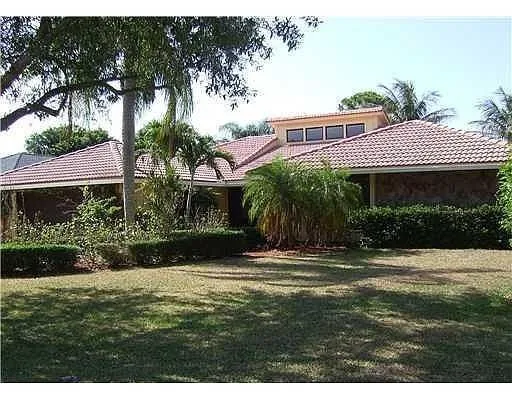 Custom landscape design in West Palm Beach, FL by William Lawn Service & Landscape