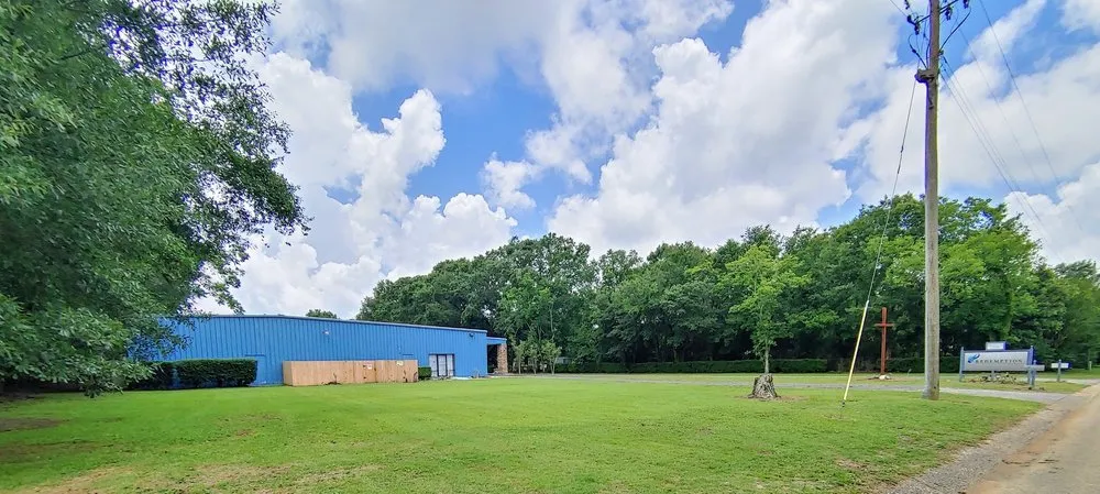 Trusted landscaping services for residential properties in Mobile, AL by Willing 2 Work