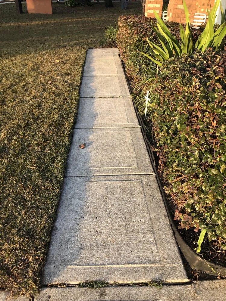 Reliable lawn mowing service experts serving DeFuniak Springs, FL - Workhorse Landscaping & property maintenance