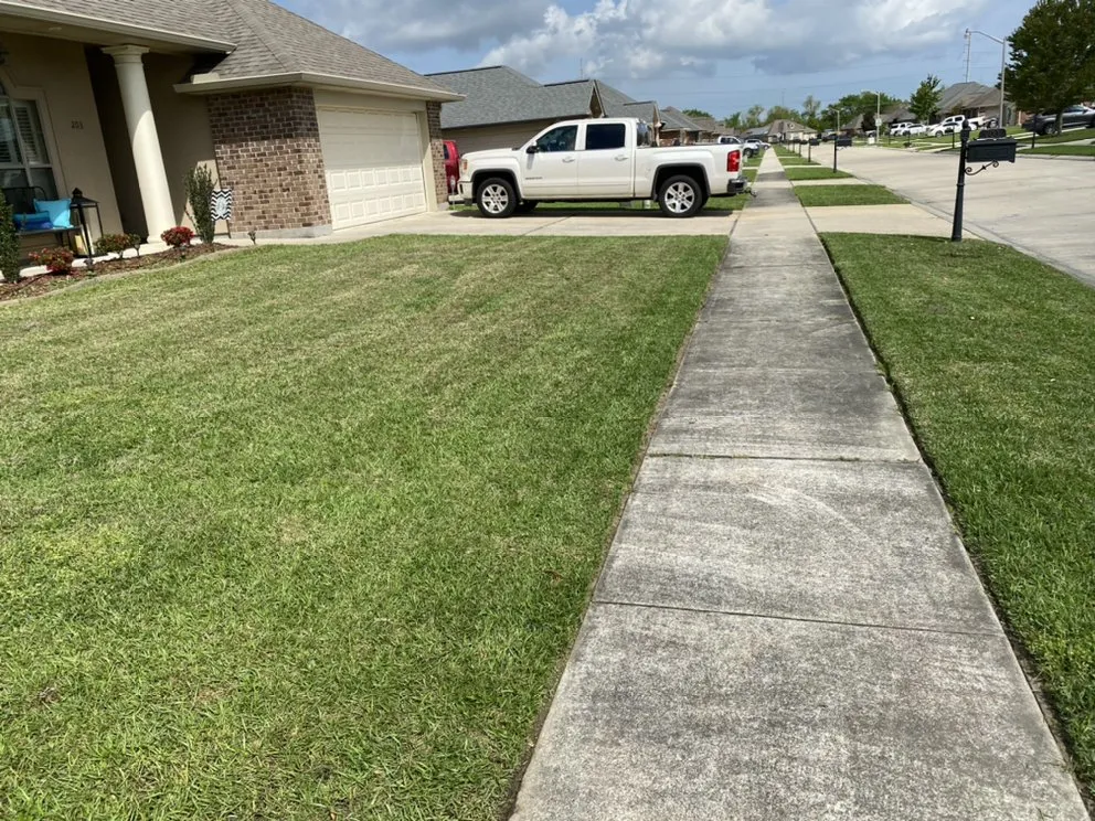 Local lawn care service experts serving Saint Rose, LA - Worlds Finest Cutts