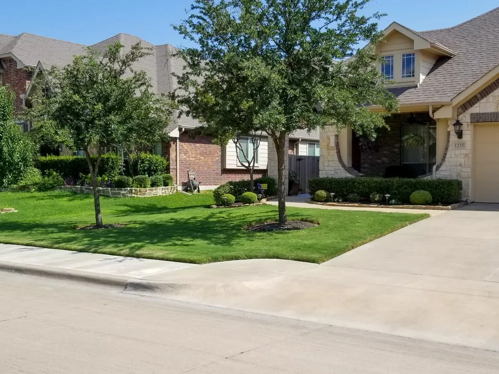 Custom lawn mowing service in Burleson, TX - Worsham's Lawn Service