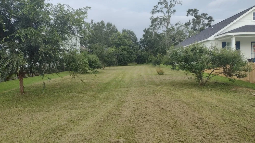 Custom lawn mowing service in Gulfport, MS - Wright Lawn Care Service