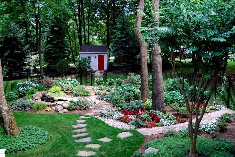 Local residential landscaping for year-round maintenance in Pembroke Pines, FL by Xtreme Gardens