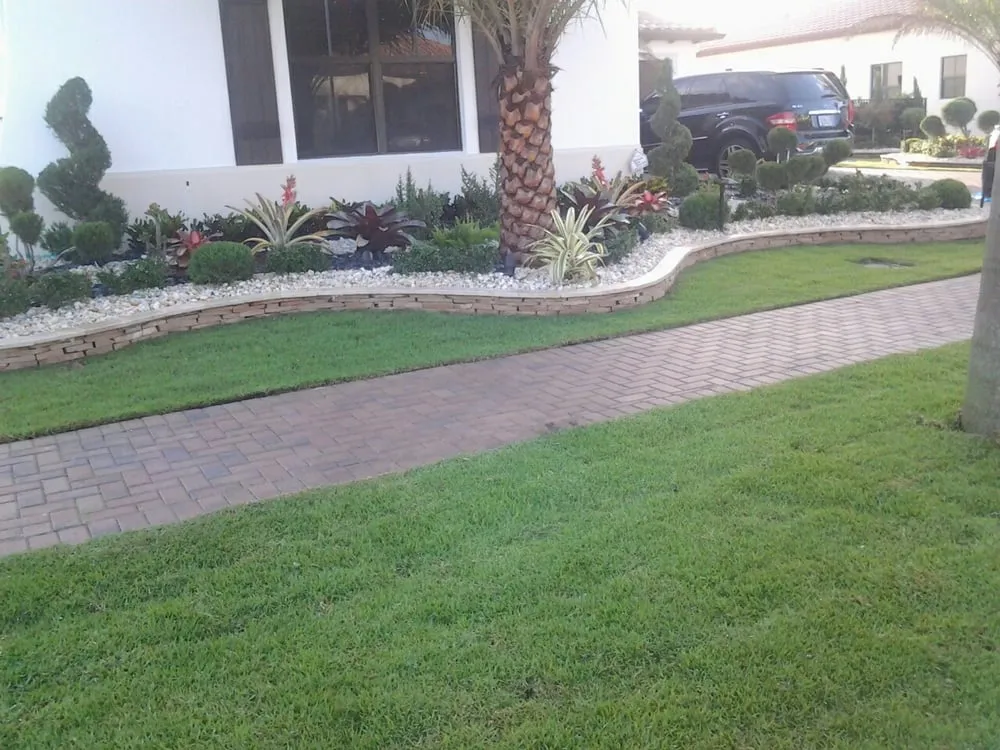 Affordable garden landscaping with custom design in Pembroke Pines, FL by Xtreme Gardens