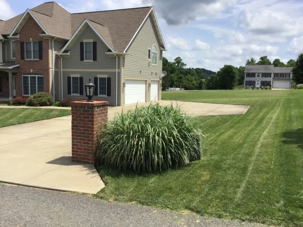 Reliable lawn care service in Morgantown, WV - Yard Groomers