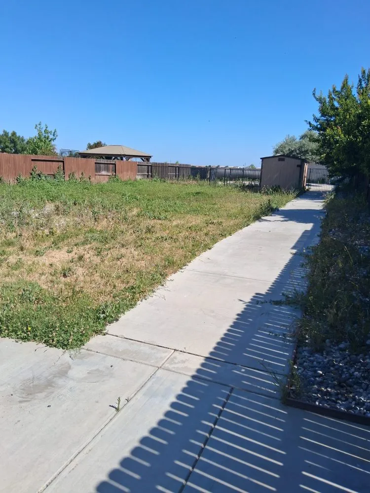 Top-rated garden landscaping with custom design in Tracy, CA by Yard Maintenance