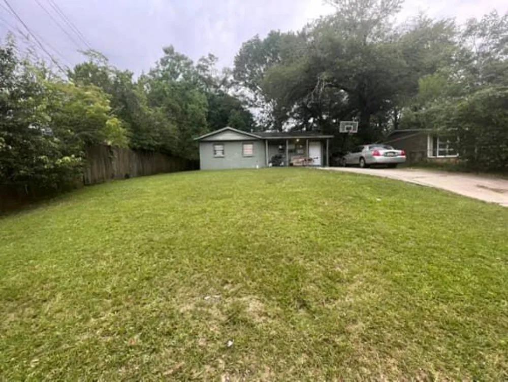 Custom residential landscaping for residential properties across Eight Mile, AL - Yard Service EJ