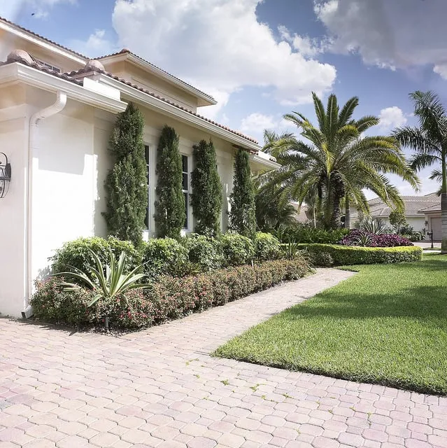 Custom lawn care service with custom design in Hialeah, FL by Yard Smart Lawn Service