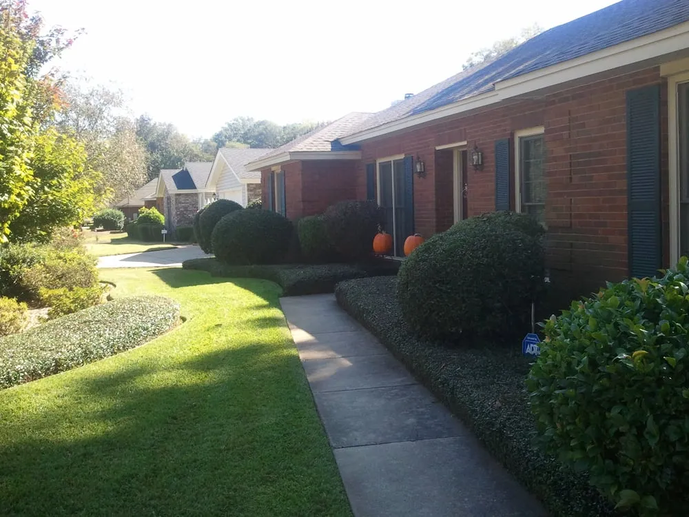 Custom outdoor landscaping for year-round maintenance in Wetumpka, AL by Yard Therapy
