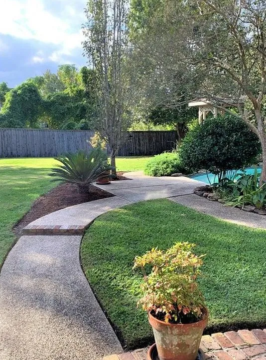 Reliable garden landscaping with custom design in Westwego, LA by YardDawgs