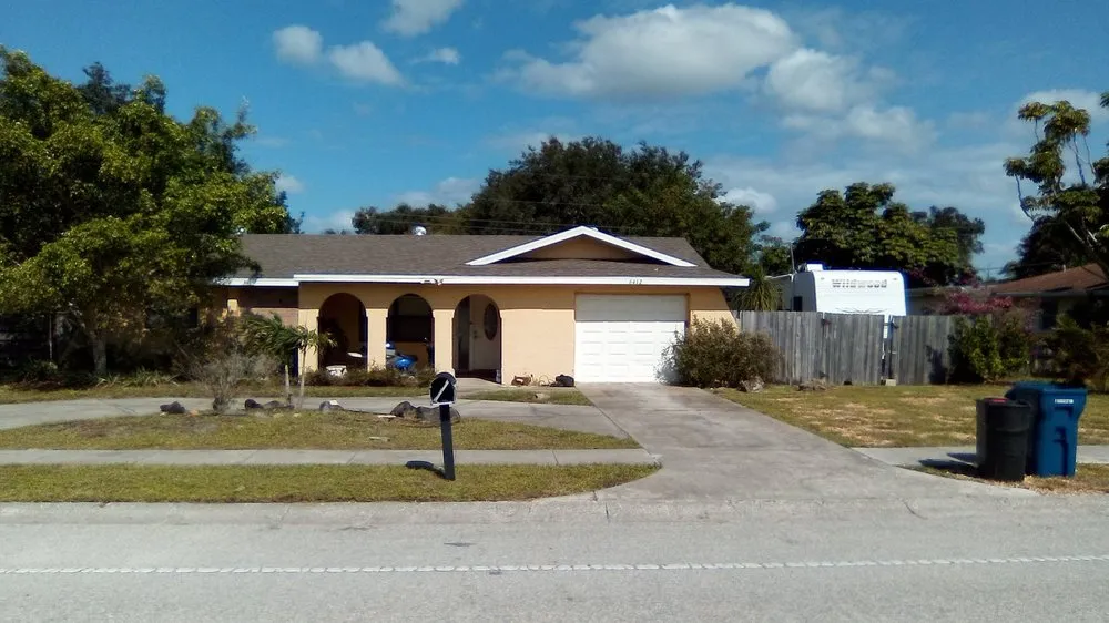 Top-rated lawn care service for residential properties across Bradenton, FL - Yardscapers Florida