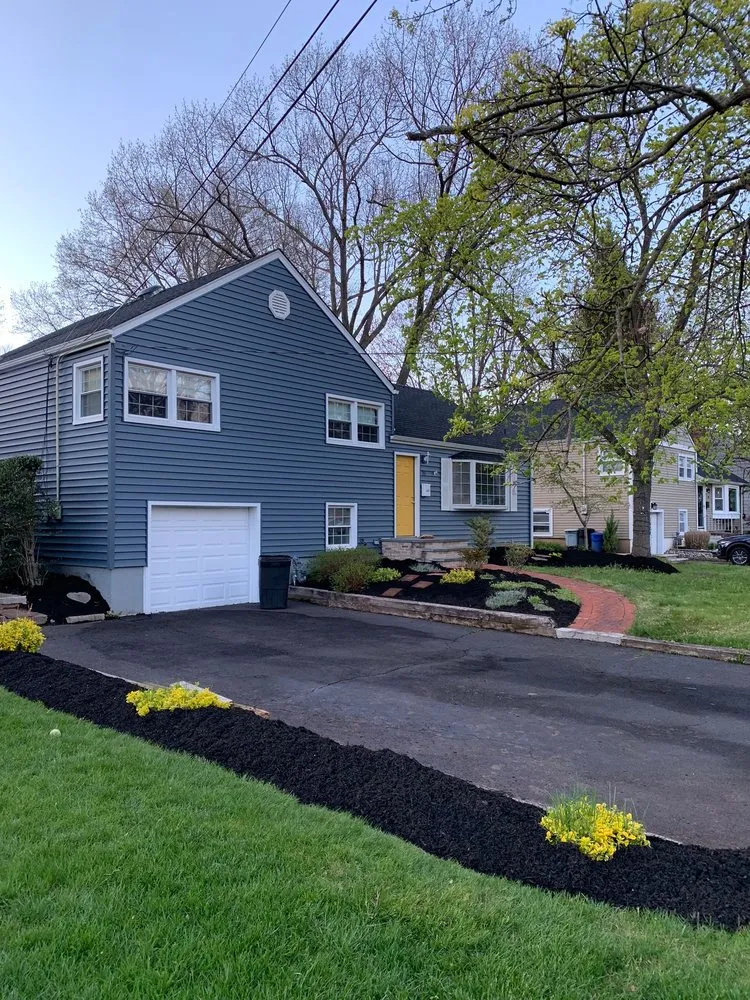 Custom lawn mowing service in Roselle, NJ by YarDudes