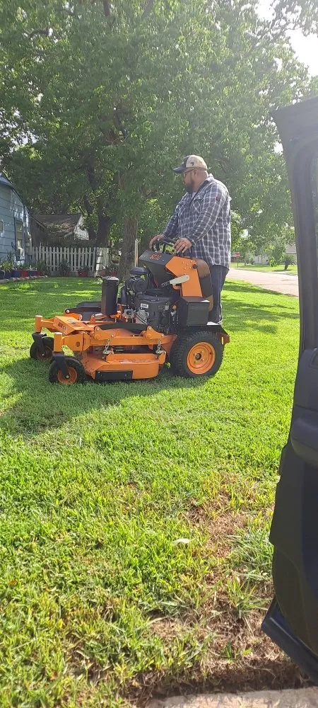 Reliable yard cleanup service for residential properties in Baytown, TX by Ybarra lawn services