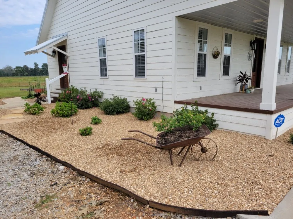 Expert outdoor landscaping experts serving Mountain View, MO - Yellow Leaf Landscaping