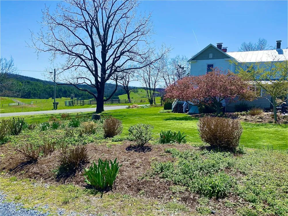 Trusted garden landscaping experts serving Bridgewater, VA - Yoder's Lawn Care