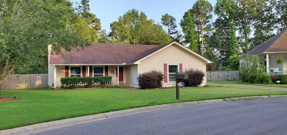 Local yard cleanup service for residential properties in Little Rock, AR by Yonathan's Lawn Service