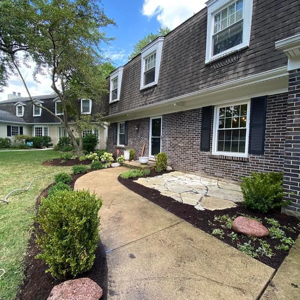 Expert lawn care service in Lyons, IL by Yuritzy J&E Landscape