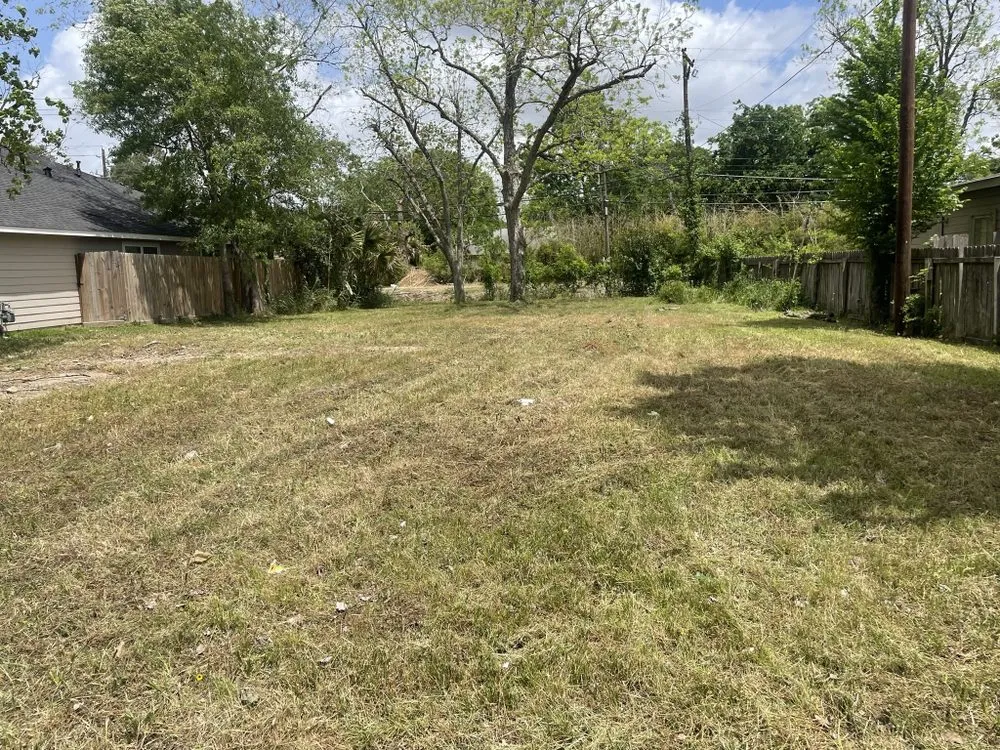 Local yard maintenance in Houston, TX by Zachary Scott Lawn Service