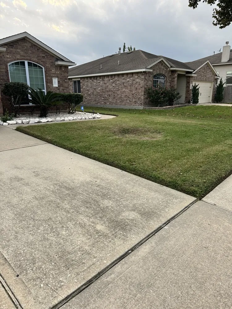 Local yard maintenance in Houston, TX by Zachary Scott Lawn Service