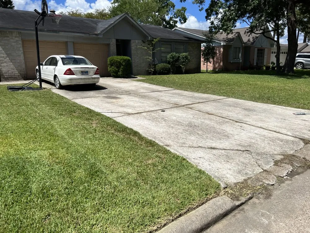 Trusted lawn mowing service in Houston, TX by Zachary Scott Lawn Service