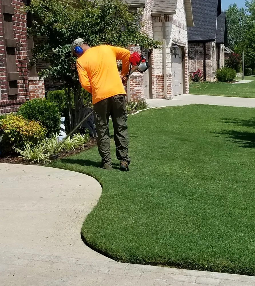 Expert lawn mowing service experts serving Fayetteville, AR - Zac's Lawn Care