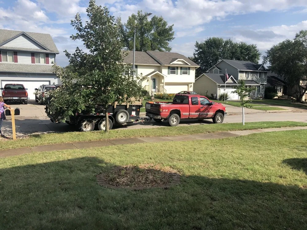 Custom lawn mowing service in Des Moines, IA by Zaragoza Lawn Care