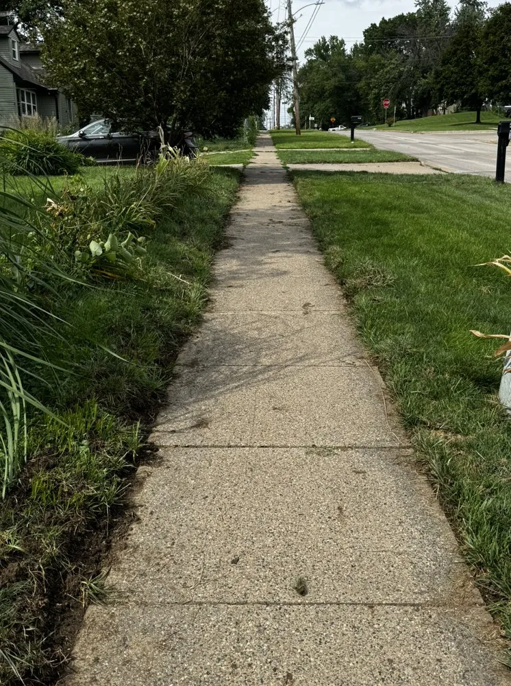 Custom lawn mowing service in Des Moines, IA - ZASN