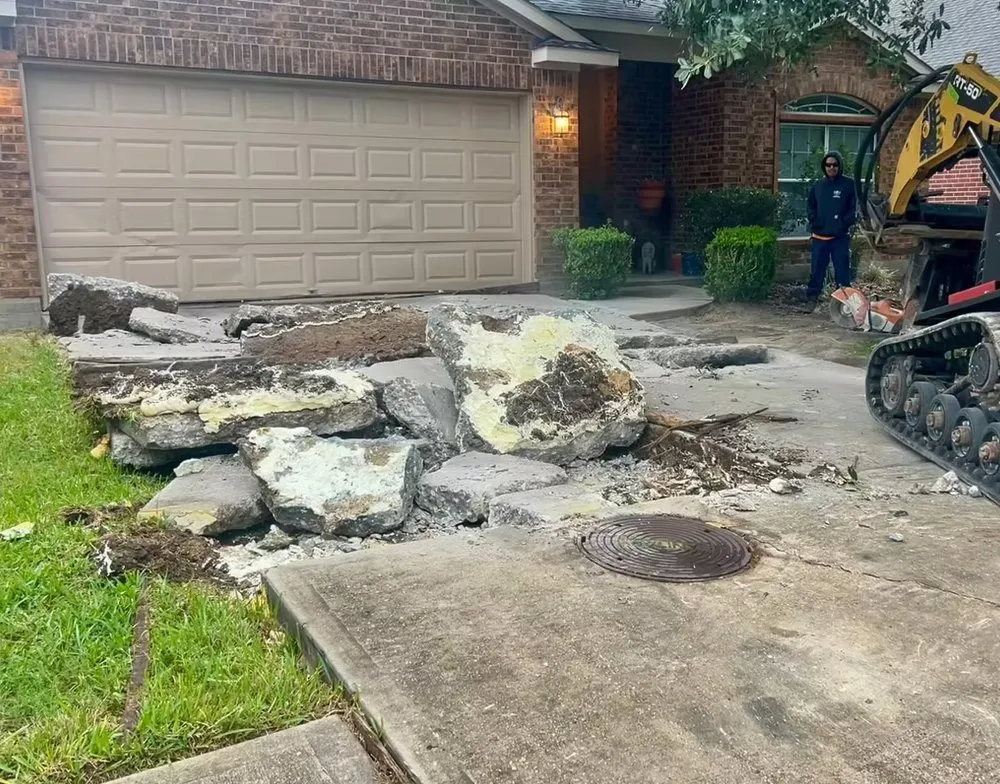 Reliable yard cleanup service in Houston, TX by Zavala Services