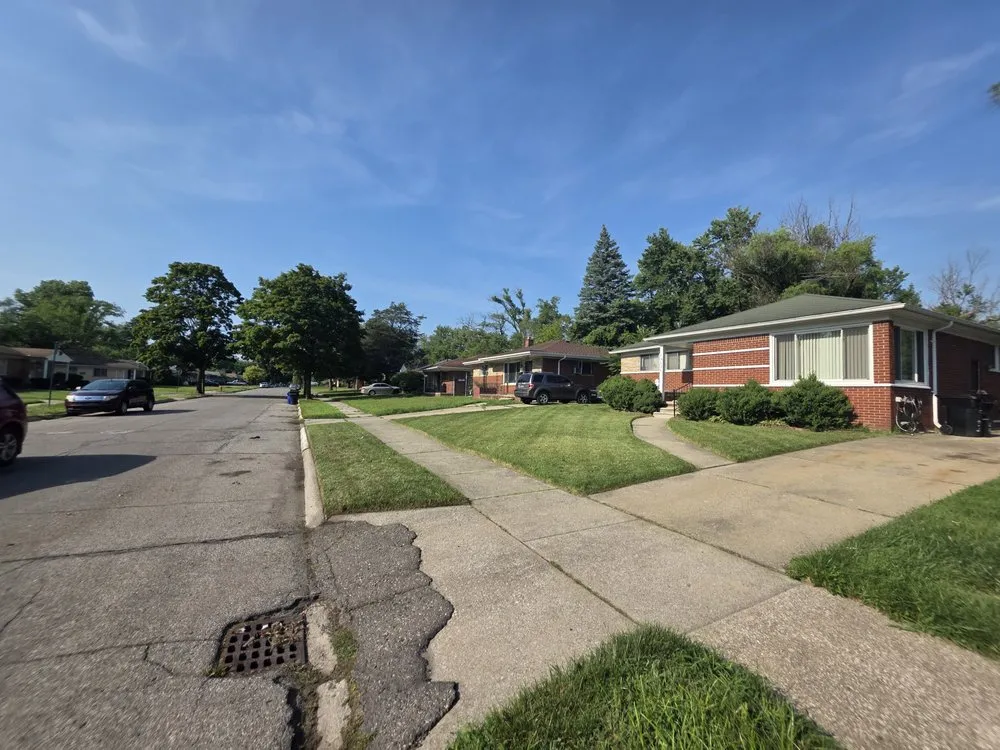 Affordable yard maintenance in Okemos, MI by Zayscaping