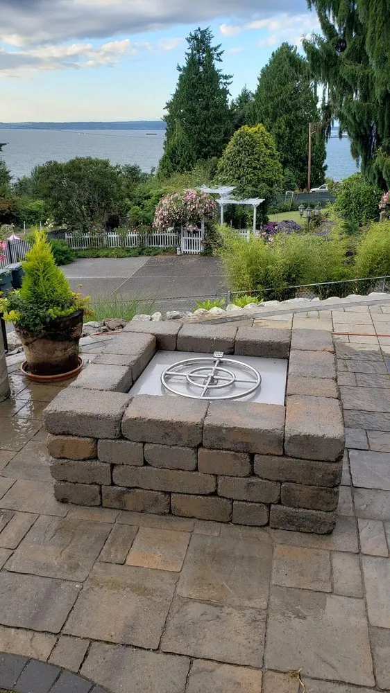 Top-rated yard maintenance for residential properties in Mountlake Terrace, WA by Zeledon Pavers Patio