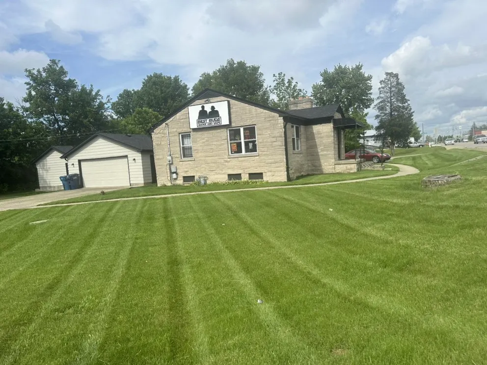 Custom yard maintenance experts serving Indianapolis, IN - Zero Turn Landscaping